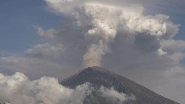 Ecuador, vulcano Reventador intensifica attività