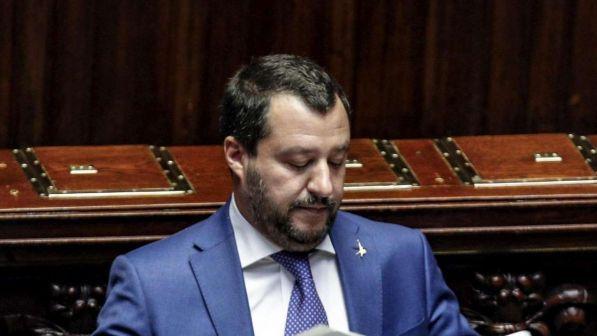 Cagliari, migranti senza biglietto giù da treno: Salvini posta video