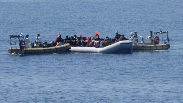 Guardia costiera: 389 migranti soccorsi nel Canale di Sicilia