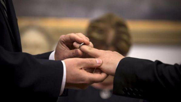 Unioni civili, capo scout si sposa col compagno nel Goriziano: parroco lo invita a dimettersi