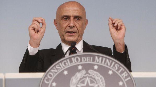 Migranti, ripresi sbarchi a Lampedusa: Minniti vuole più controlli