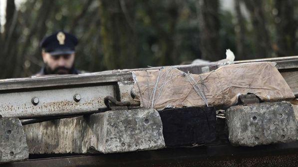 Pioltello, treno deragliato: tavoletta legno sotto la rotaia da mesi