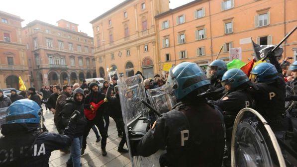 Scontri Bologna, idranti e carica della polizia contro corteo