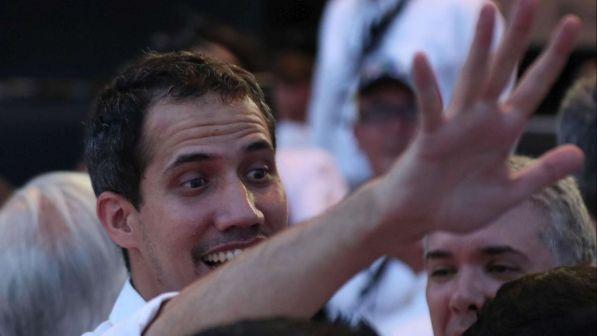 Caos Venezuela, Guaidò ai militari: "Mollate Maduro o niente amnistia"