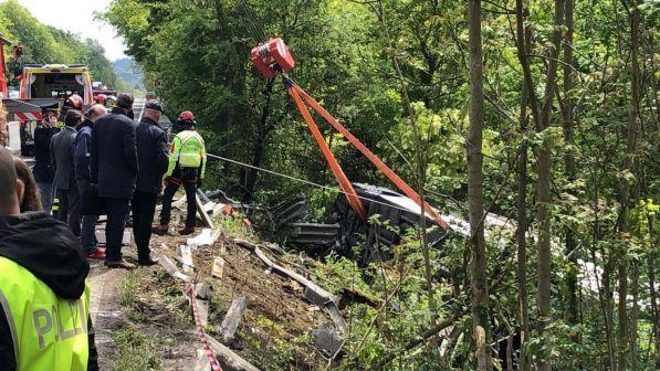 Bus in scarpata nel Senese, arrestato il conducente