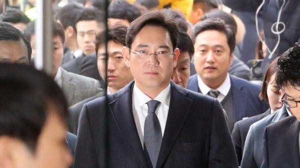 Corruzione, condannato a 5 anni l'erede del gruppo Samsung