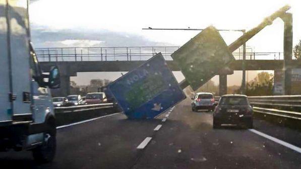 Maltempo, per il forte vento cade cartello su strada nel Napoletano