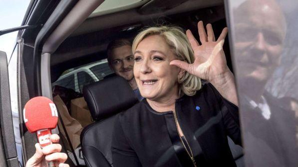Marine Le Pen rischia ineleggibilità per l'inchiesta sulle false assunzioni all'Europarlamento