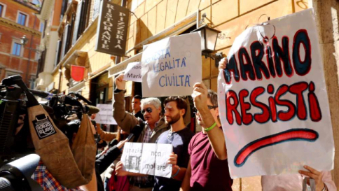 ignazio marino, roma, fan, dimostranti pro marino, sindaco