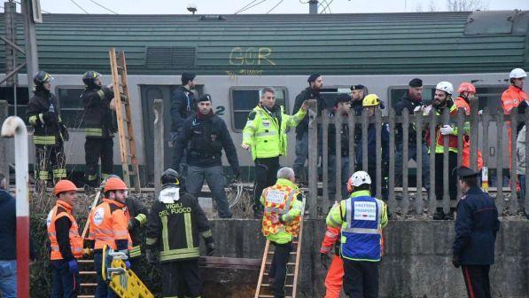 Milano, deragliato treno proveniente da Cremona: morte tre donne, 5 feriti gravi | "Sotto accusa i binari"