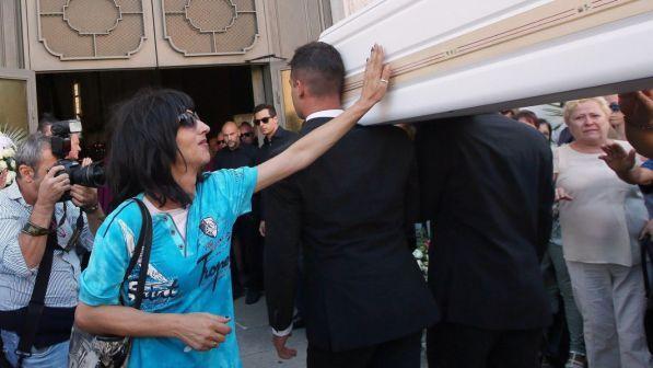 Nadia Toffa, sacerdote ai funerali: amata da tutti perché autentica