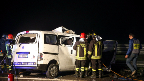Brescia, Tir salta corsia e travolge un pulmino lungo la A21: 4 morti e 5 feriti