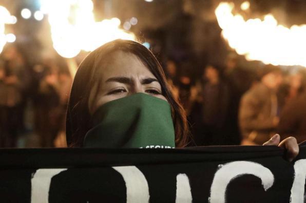 Cile, tre donne accoltellate durante la marcia per l'aborto libero