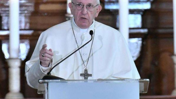 Il Papa: "Poveri piangono mentre pochi epuloni bacchettano"
