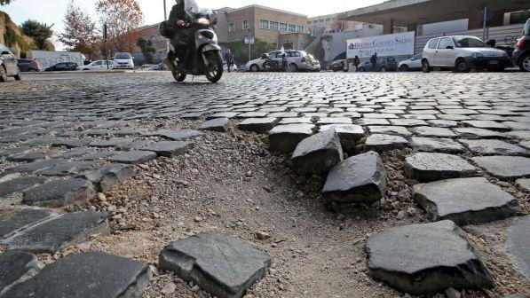 La carica dei "Gap", la gang clandestina che ripara illegalmente le buche a Roma