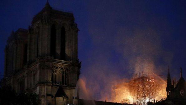 Incendio a Notre-Dame, sottosegretario: non siamo sicuri di salvarla