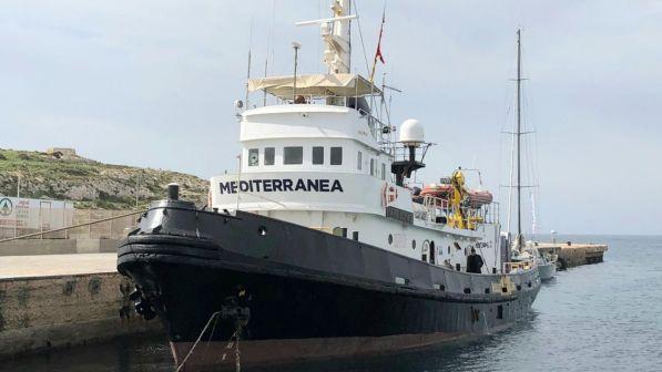 Migranti, Guardia costiera vieta alla Mare Jonio il soccorso in mare