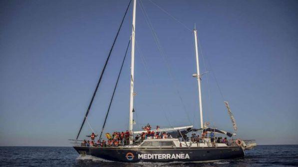 Migranti, il veliero Alex attracca nel porto di Lampedusa