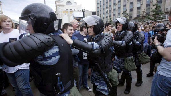 Russia, proteste contro il governo: 12 fermi a San Pietroburgo