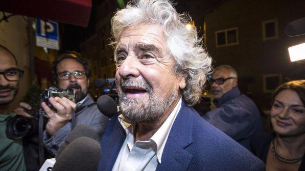 Stipendi dimezzati ai parlamentari, Grillo sfida Renzi: "Il Pd voti sì, questa legge piacerebbe anche al Papa"