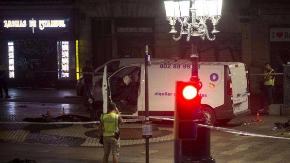 Barcellona, la polizia: i terroristi preparavano un attacco peggiore