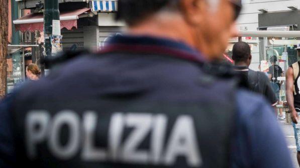 Milano, tentano di derubare un uomo su un bus: presi 5 borseggiatori