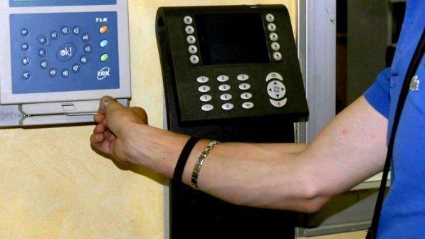 Furbetto per protesta: timbra il cartellino e torna a casa, assolto