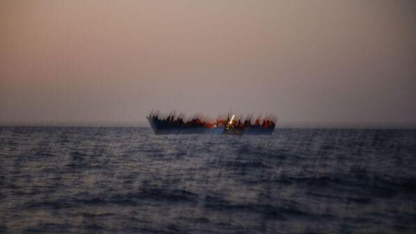 Migranti, Marina Militare: "Il barcone soccorso stava affondando"
