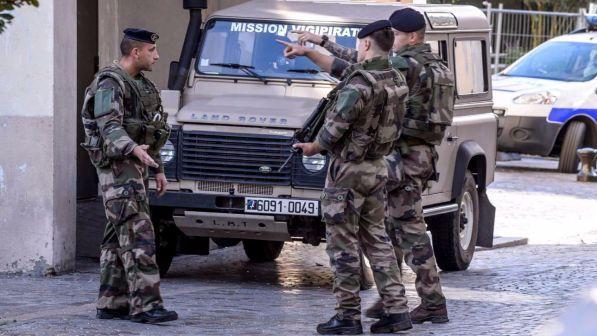 Squilibrato aggredisce soldatessa antiterrorismo in Francia: preso