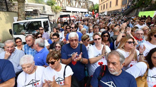 Crollo ponte, folla in piazza a Genova per commemorazione vittime
