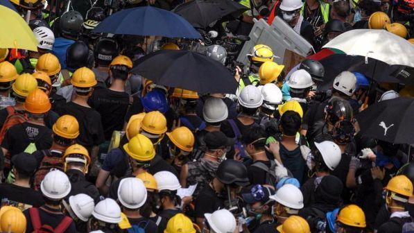 Hong Kong, polizia spara lacrimogeni per disperdere manifestanti