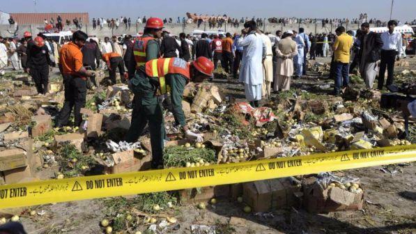 Attentato in Pakistan, almeno 7 morti e 70 feriti in un mercato
