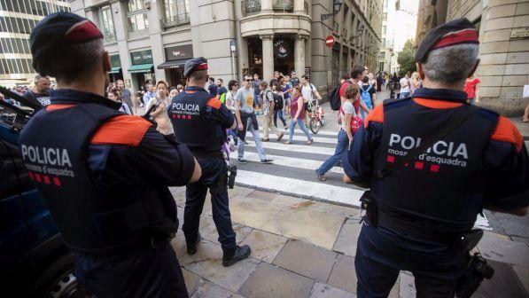 Catalogna, polizia nella sede di Google per bloccare app referendum