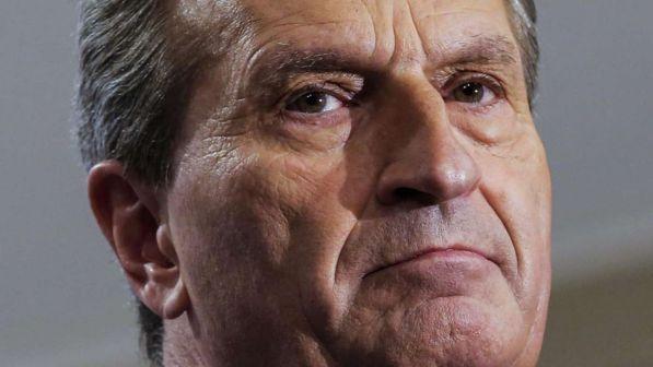 Commissario Oettinger prima boccia "la manovra italiana a nome dell'Ue", poi si corregge: "E' solo una mia opinione"