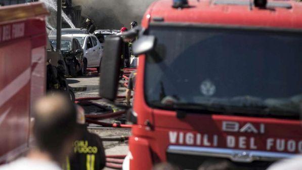 Incendi, a fuoco una discarica nei pressi di un campo nomadi a Pisa