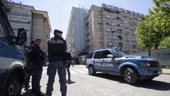 Nuova protesta a Casal Bruciato contro lo sfratto di una 72enne | Raggi va dall'anziana: "Procedimento bloccato"