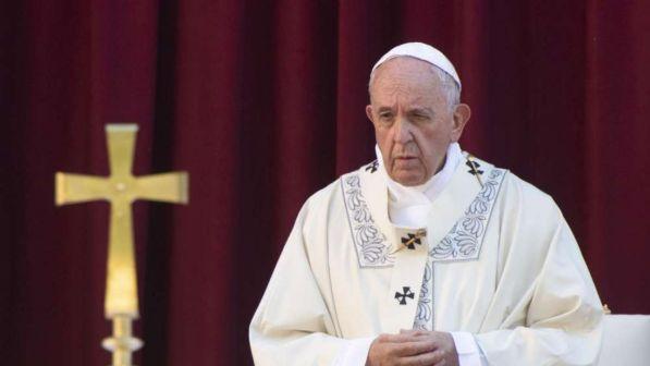 Papa Francesco: "Qualche politico merita gli insulti ma preghiamo per loro"