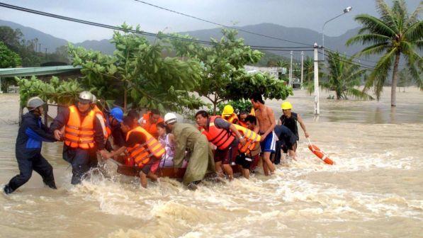 Alluvioni Vietnam, case e strade distrutte: almeno 23 i morti