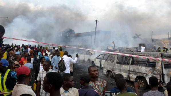 Nigeria, camion petrolio si schianta e prende fuoco: 9 morti