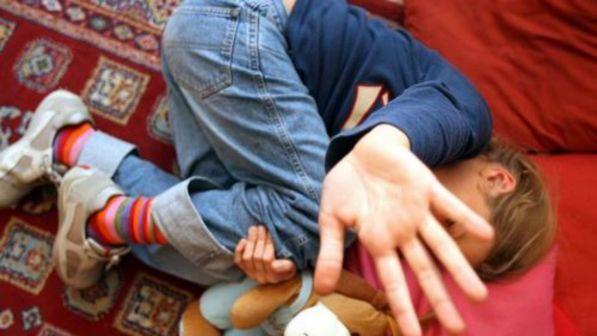 Baci intimi e Sms amorevoli, ragazzino accusa una maestra: 40enne indagata