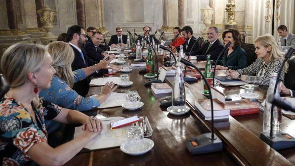 Crisi di governo, il Senato decide sul calendario | Conte in aula il 20 agosto | Salvini minaccia di ritirare i ministri