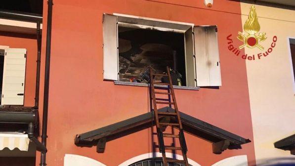 Mantova, padre dà fuoco alla casa con dentro il figlio: l'11enne è morto