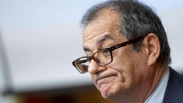 Tria: "Economia sta frenando, risposta è più investimenti pubblici"