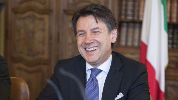 Decretone, il premier Conte: "Diamo speranza e dignità agli italiani"