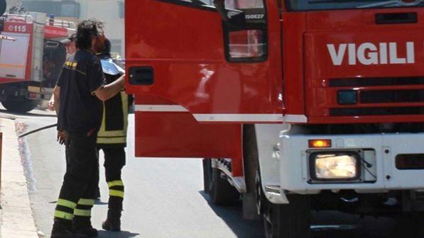 Fiamme nel sud della Sardegna, evacuata casa con 2 persone