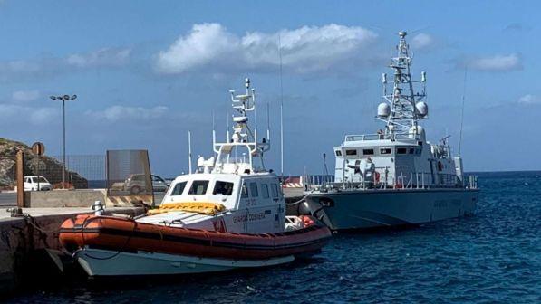 Lampedusa, iniziato trasbordo da Ocean Viking su motovedette