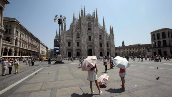 Milano, falla nella sicurezza: turista resta chiuso in Duomo e passa la notte sul tetto