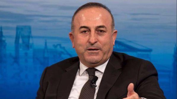 Ministro turco sfida il divieto di comizi a favore di Erdogan e vola in Olanda