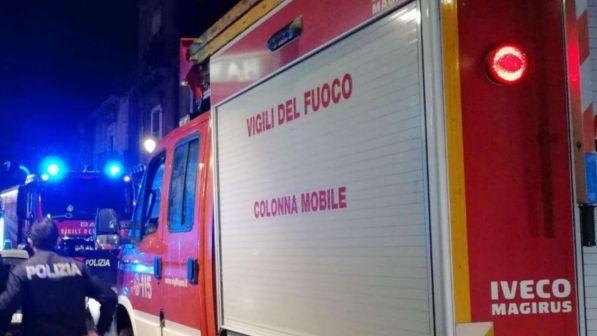 Lignano Sabbiadoro,danno fuoco a roulotte di giostrai e poi scappano