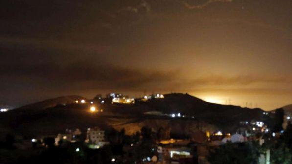 Siria, forti esplosioni vicino ad aeroporto militare a Damasco